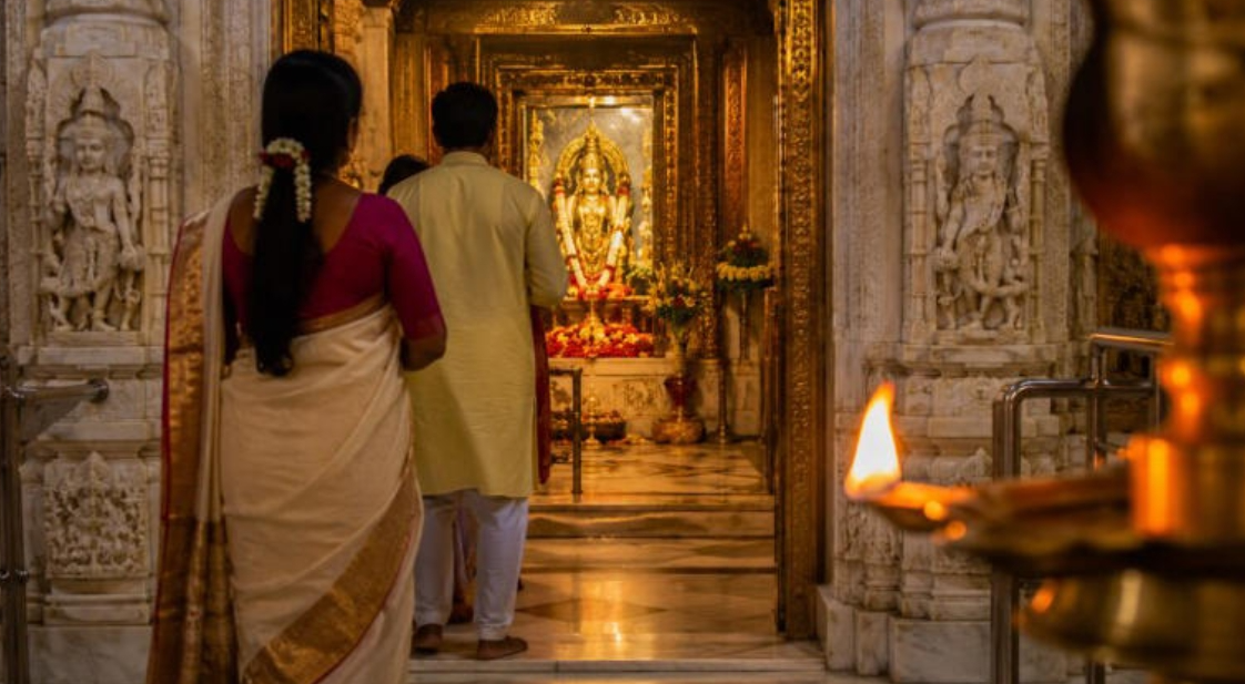 मंदिर से बाहर निकलते समय लोग उल्टे कदम क्यों चलते हैं? जानिए भगवान की ओर पीठ न करने के धार्मिक और आध्यात्मिक कारण